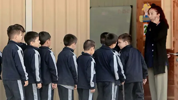 Superintendencia fija "autonomía progresiva" de los escolares y permite que incidan en los reglamentos internos