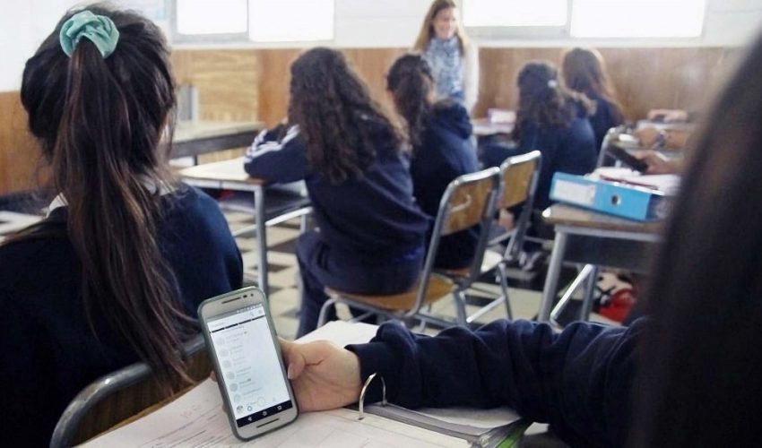 Prohibición de celulares en el aula: establecimientos definirán reglamentos para manejo de dispositivos