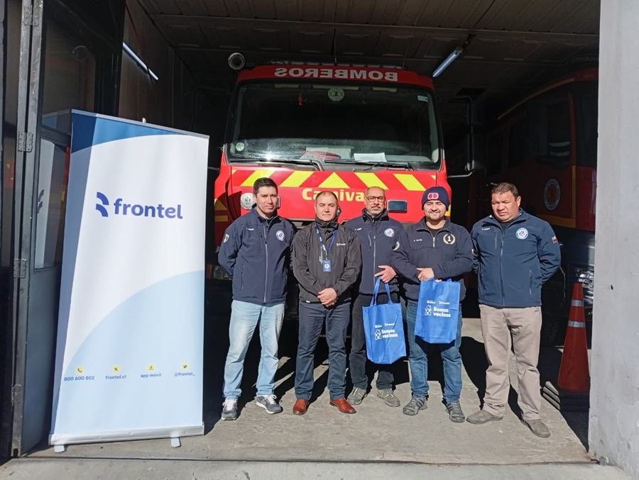 Frontel entrega reconocimiento a bomberos de Cabrero y Santa Juana por el día de la institución