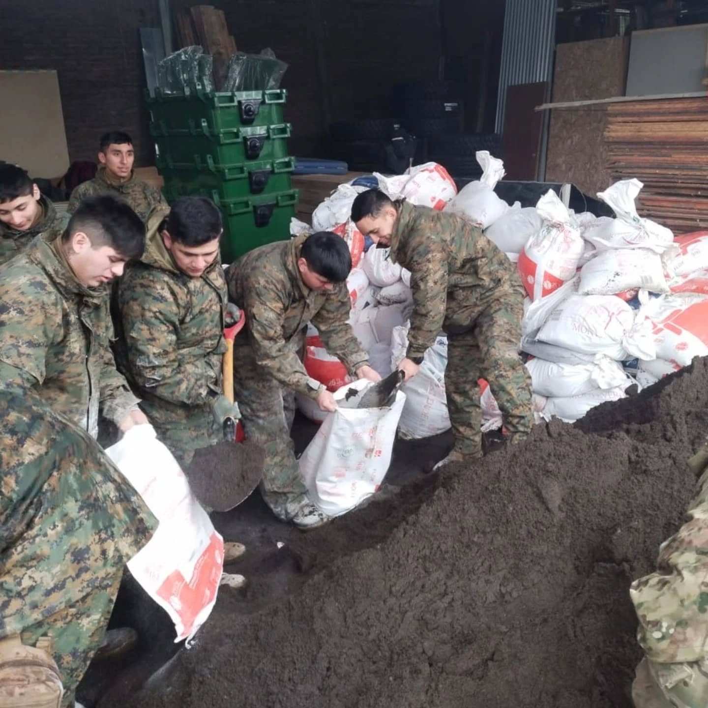 Soldados del Destacamento de Montaña N°17 Los Ángeles apoyan en labores de emergencia tras temporal en Mulchén y Los Ángeles