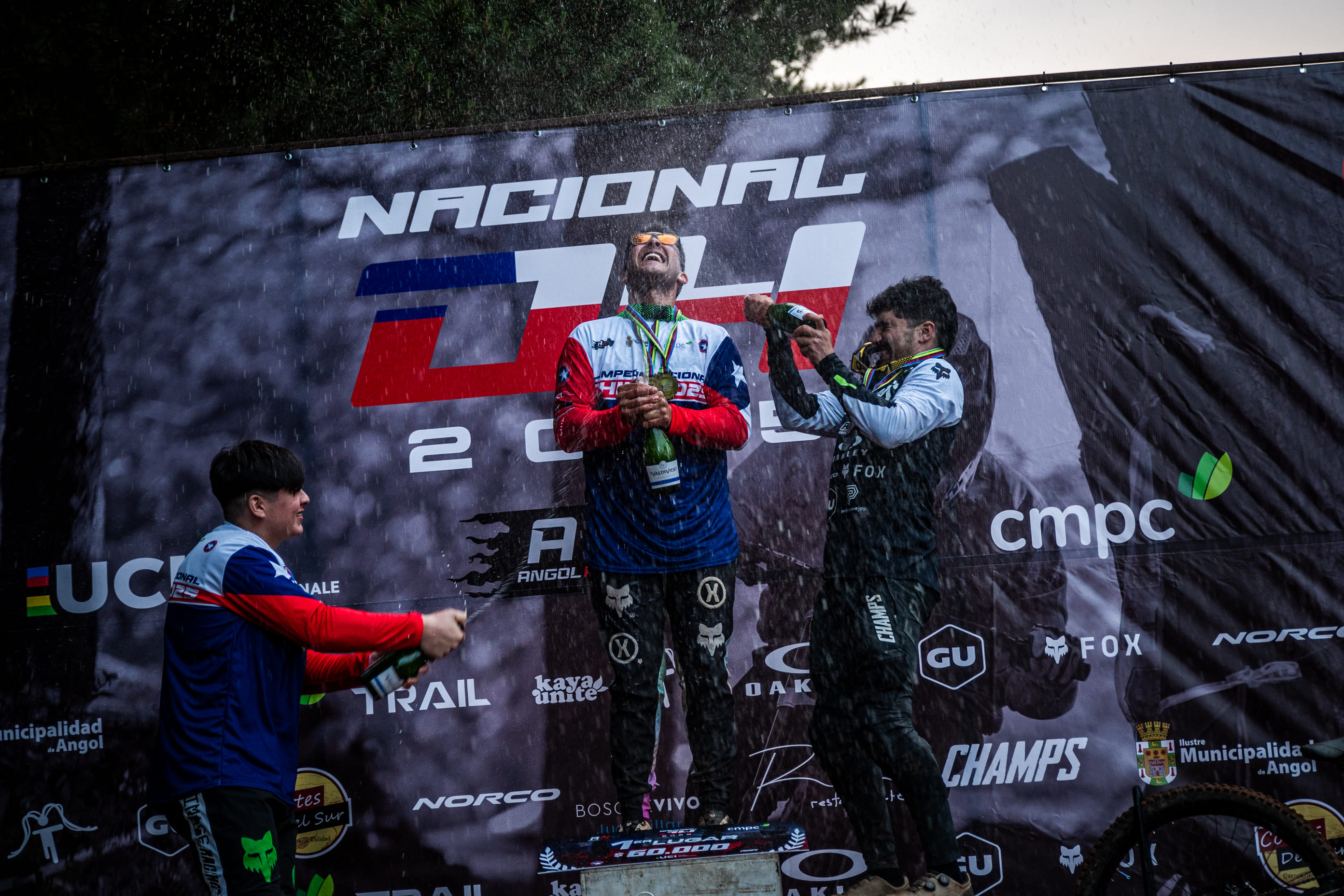 Hans Pulgar y Paz Gallo obtienen en el Parque CMPC Junquillar su primer título nacional de Downhill   