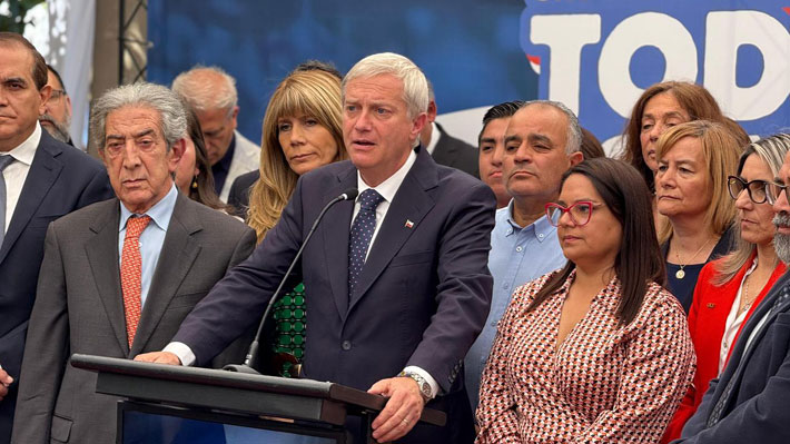 "Esto no se trata de izquierdas y derechas, esto se trata de Chile": Demócratas entregan respaldo a Kast  