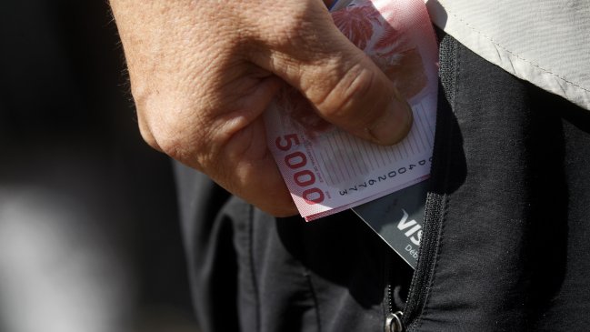 Imacec: Actividad económica sorprendió con alza de 1,7% en diciembre