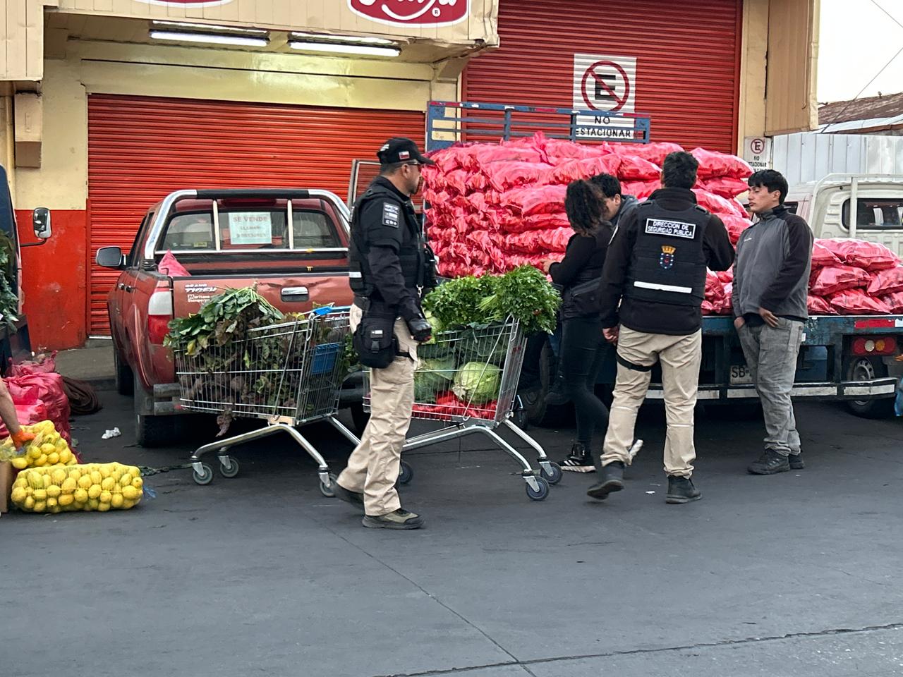 Municipio desarrolló operativo en conjunto con Carabineros en la Vega de Los Ángeles 