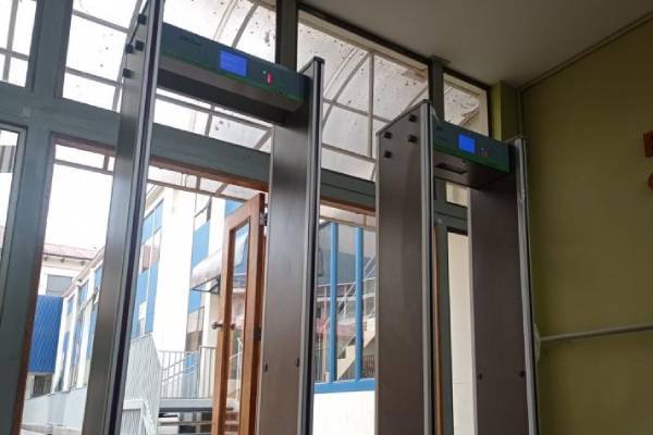 "Es mucho más que detectores de metales": Parlamentarios y alcaldes destacan Ley de Convivencia Escolar 