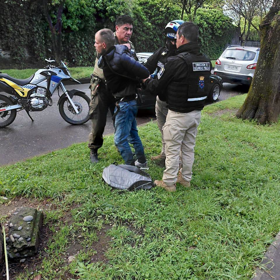 Inspectores municipales frustran robo a vehículo y retienen a prófugo de la justicia en pleno centro de Los Ángeles