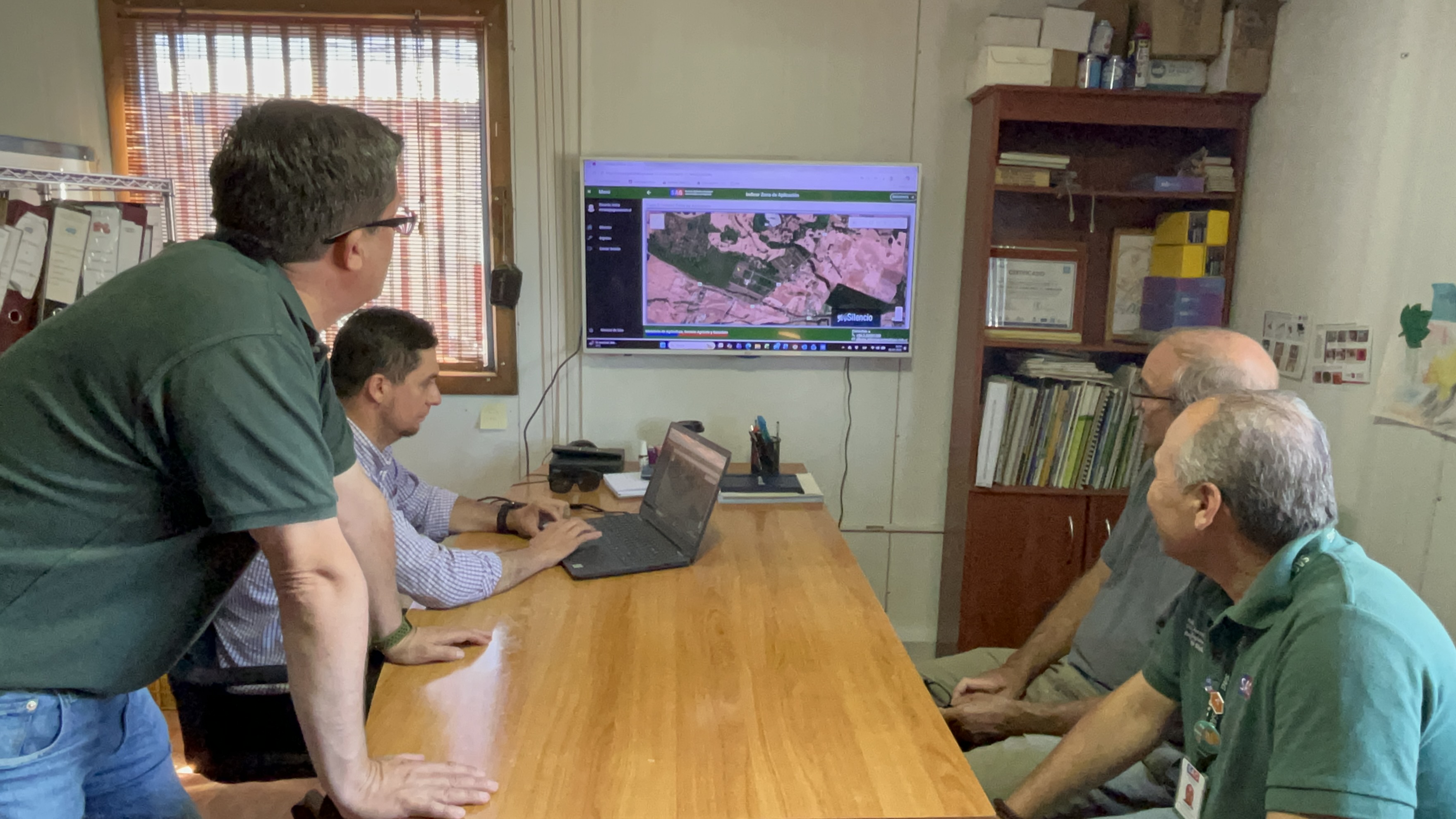 SAG Biobío da a conocer nuevo sistema de aviso de aplicación de plaguicidas a agricultor de Santa Bárbara