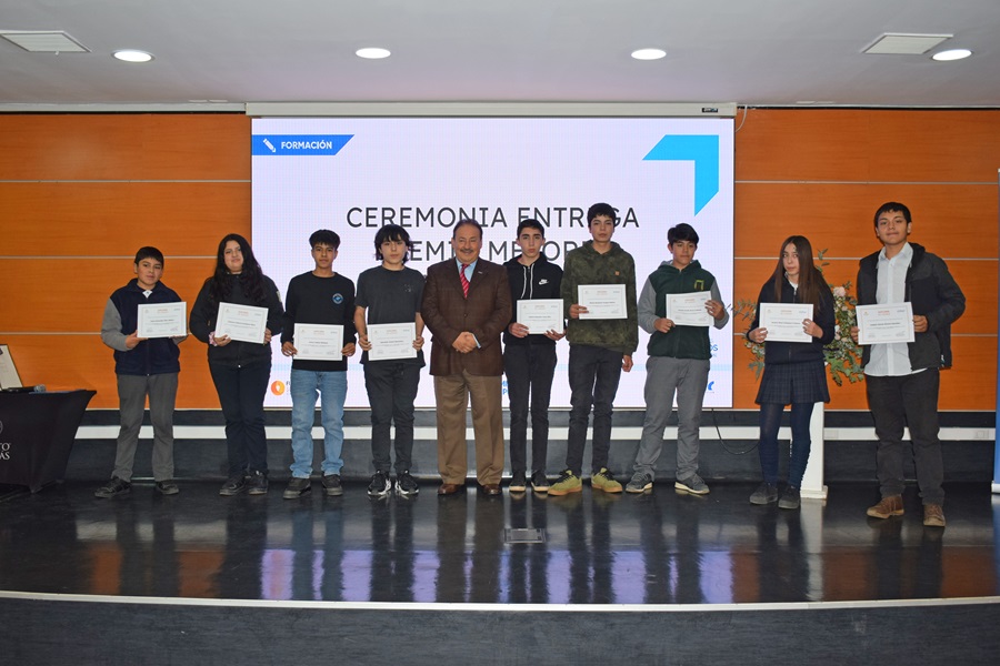 Empresas de la construcción entregaron 53 becas para estudiantes de Enseñanza Media en el Biobío