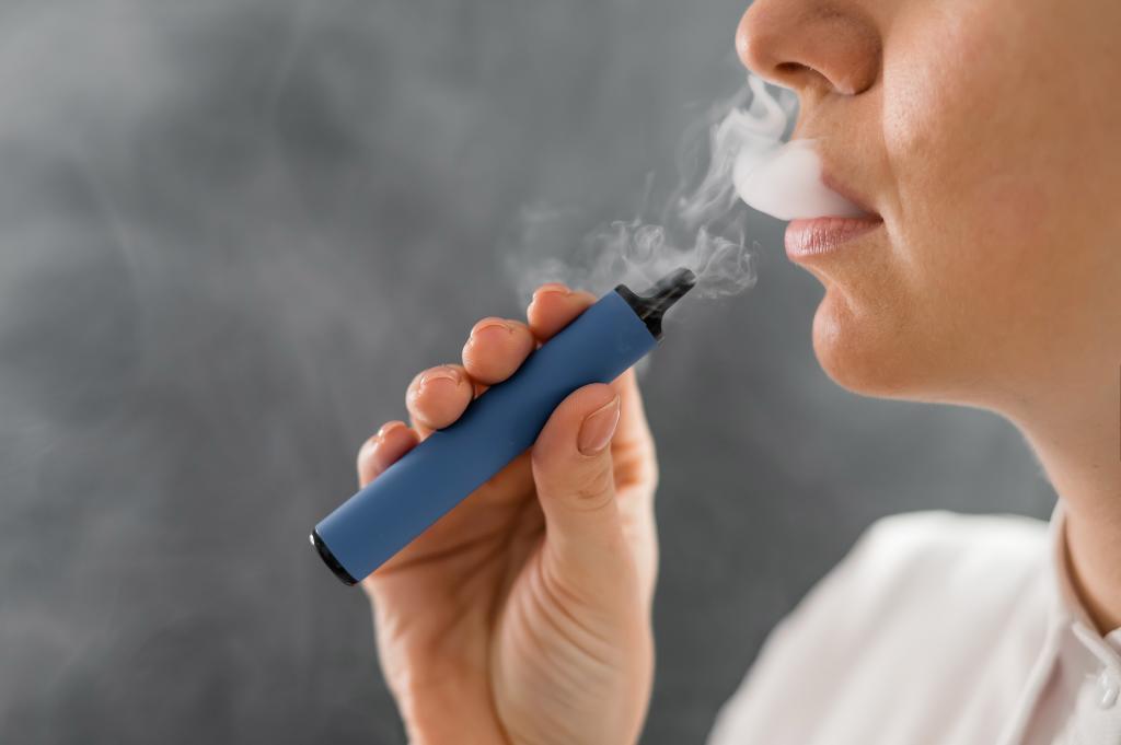 Científicos alertan sobre el peligro de los sabores y el diseño de los vapeadores: Se vincularían a cambios genéticos  