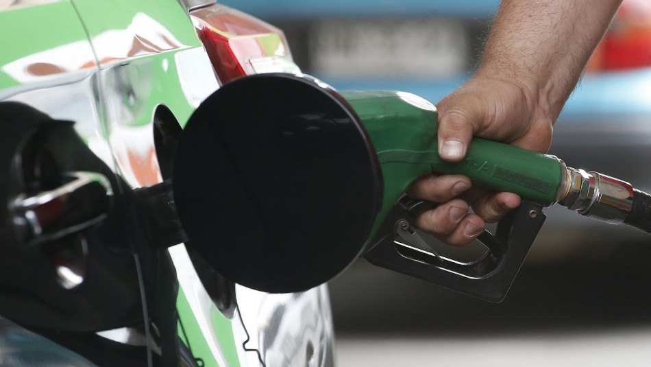 Bencina podría alcanzar los $1.500: Parlamentarios piden cambios en impuesto específico a los combustibles