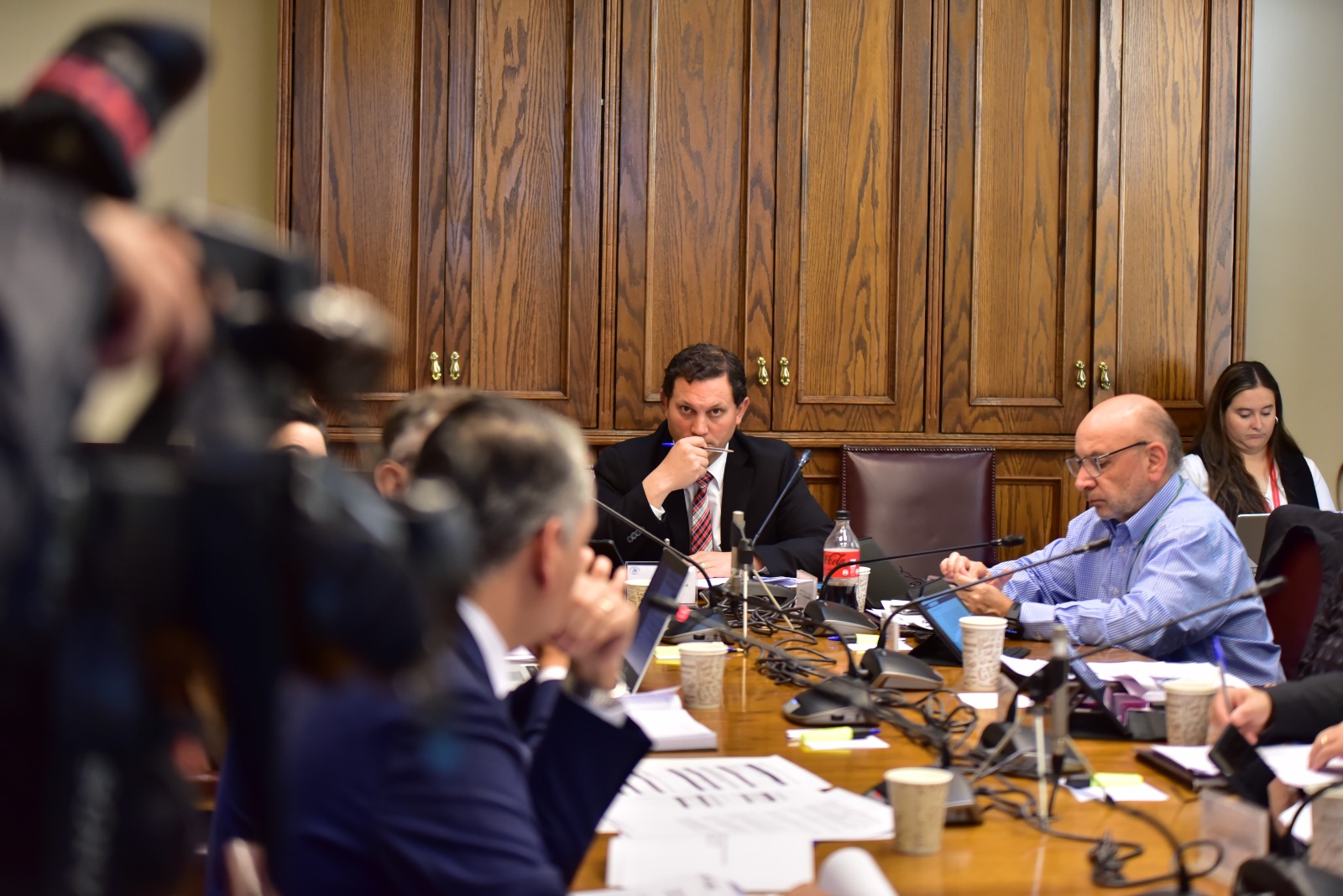 Bancada de Senadores UDI presenta ley para frenar delitos en moto: Chaleco reflectante con patente será obligatorio para repartidores