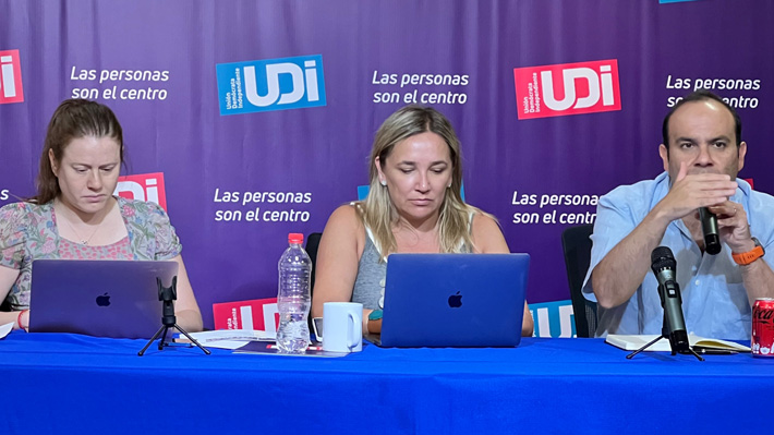 UDI aplaza inscripción de pacto electoral y buscará un "último intento con partidos del Rechazo" para una lista unitaria.