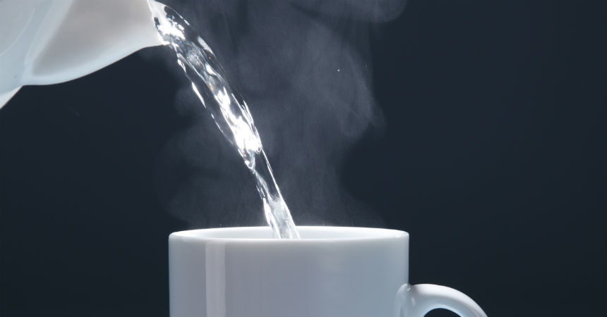 ¿Beber agua tibia ayuda a bajar de peso?: Esto dicen los expertos sobre curiosa recomendación de redes sociales