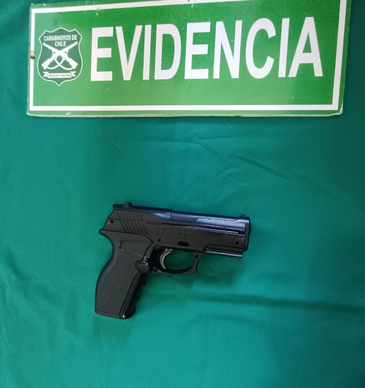 Pareja es detenida tras asalto a mano armada a joven en Los Ángeles