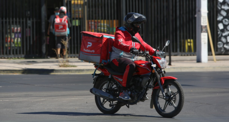 Edificios y condominios comienzan a exigir que repartidores ingresen sin cascos por motivos de seguridad
