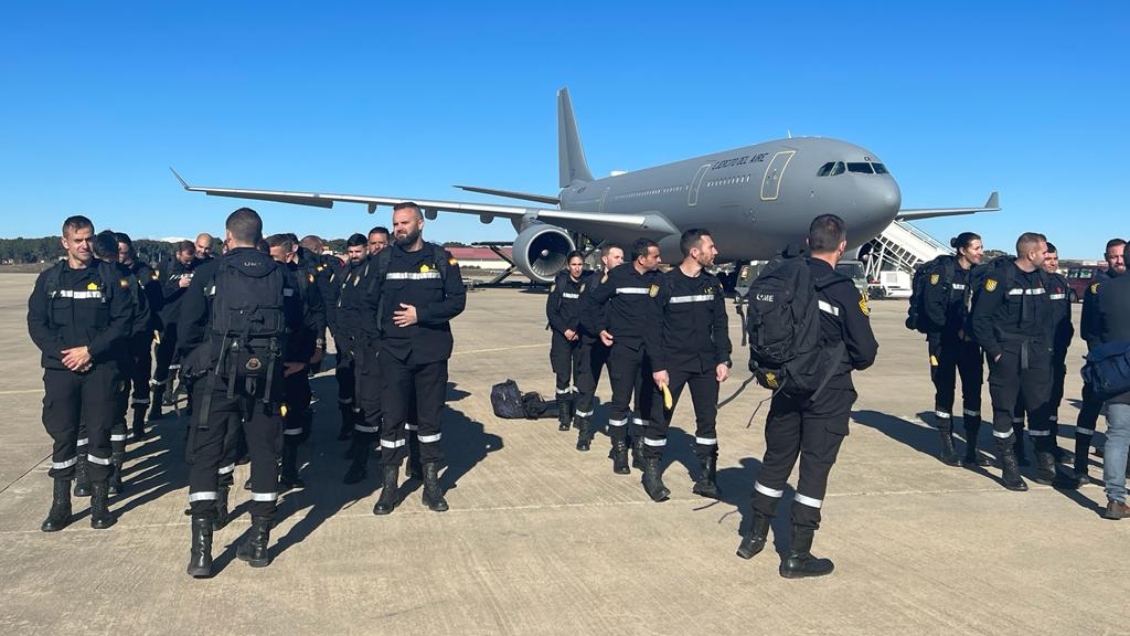 España envió grupo de la Unidad Militar de Emergencias y un avión a Chile para combatir los incendios forestales