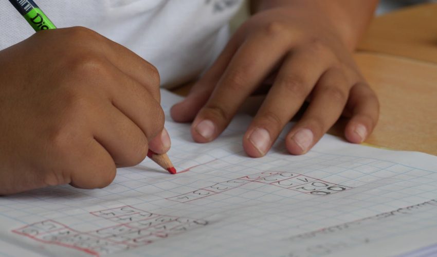 Gobierno trabajará en identificación de colegios bajo riesgo de actos delictivos: aplicarán cruce de información