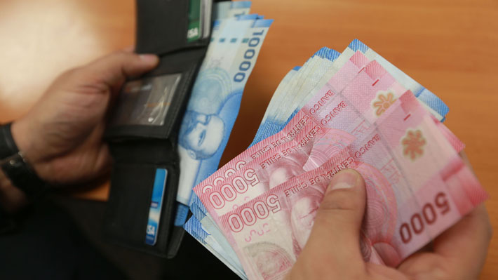 ¿Efectivo en retirada?: Su uso se desploma, pero Banco Central afirma que sigue siendo "relevante"  
