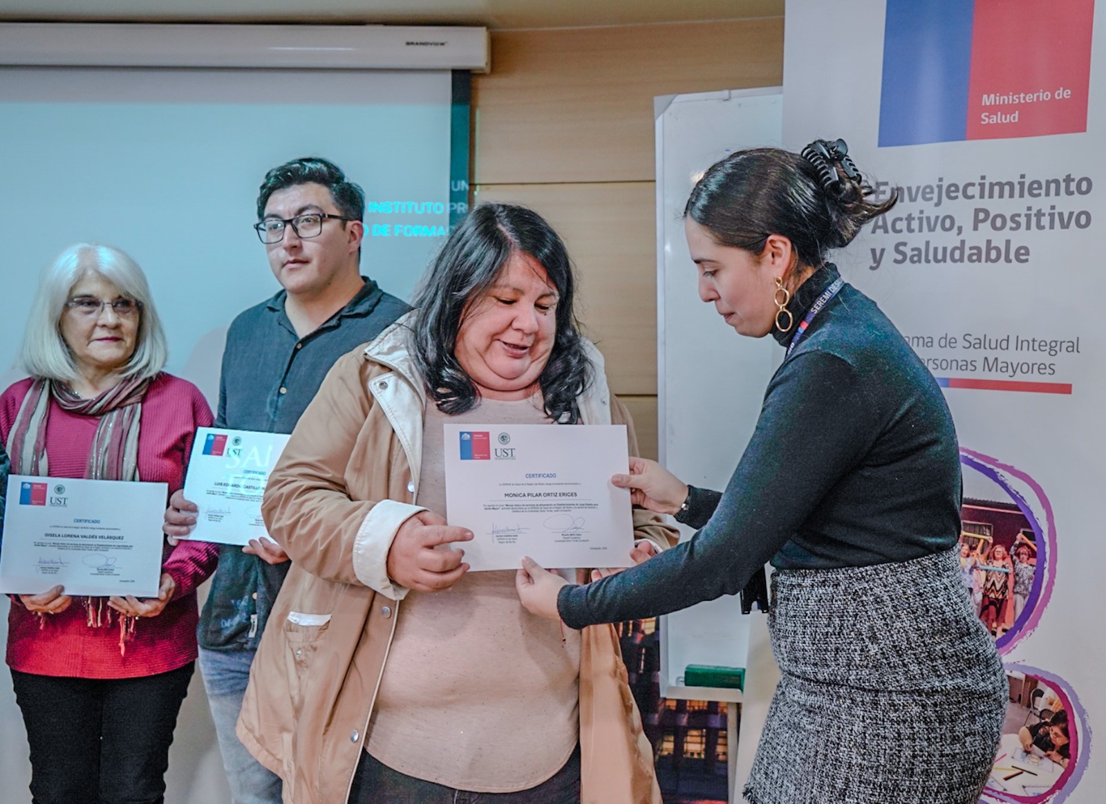Más de 70 funcionarios que trabajan con personas mayores reciben certificación en Manipulación de Alimentos