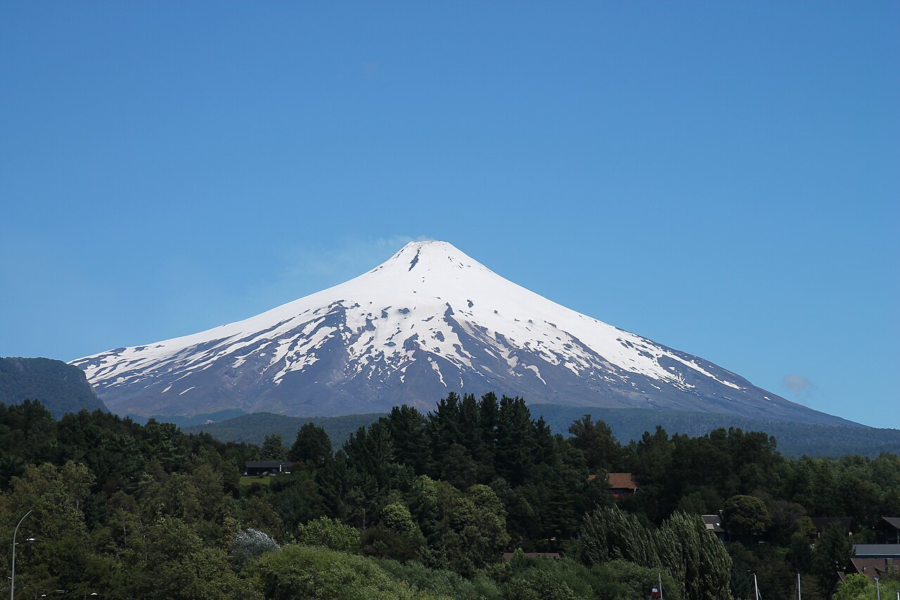 Volcán Villarrica aumenta su actividad: Alerta técnica refuerza monitoreo del macizo