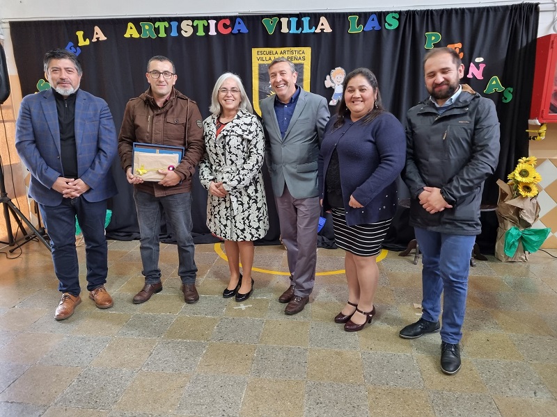 Escolares junto a seremi de Educación reconocen labor de docente Mulchenino finalista de Global Teacher Price