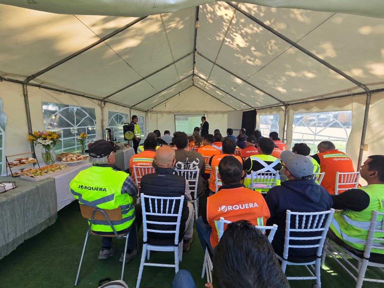 Gobierno y Carabineros entregan charla preventiva a conductores de Transportes Jorquera para evitar robo de carga en Los Ángeles