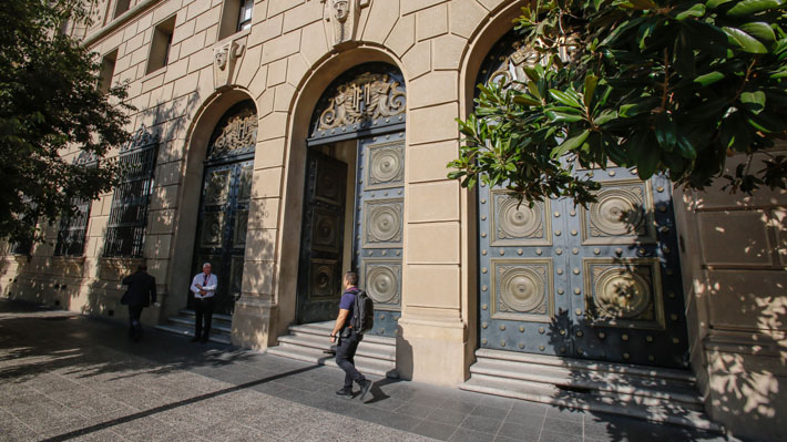 Gobierno ingresa polémico reajuste al sector público con "amarres": Costo supera los US$1.700 millones  