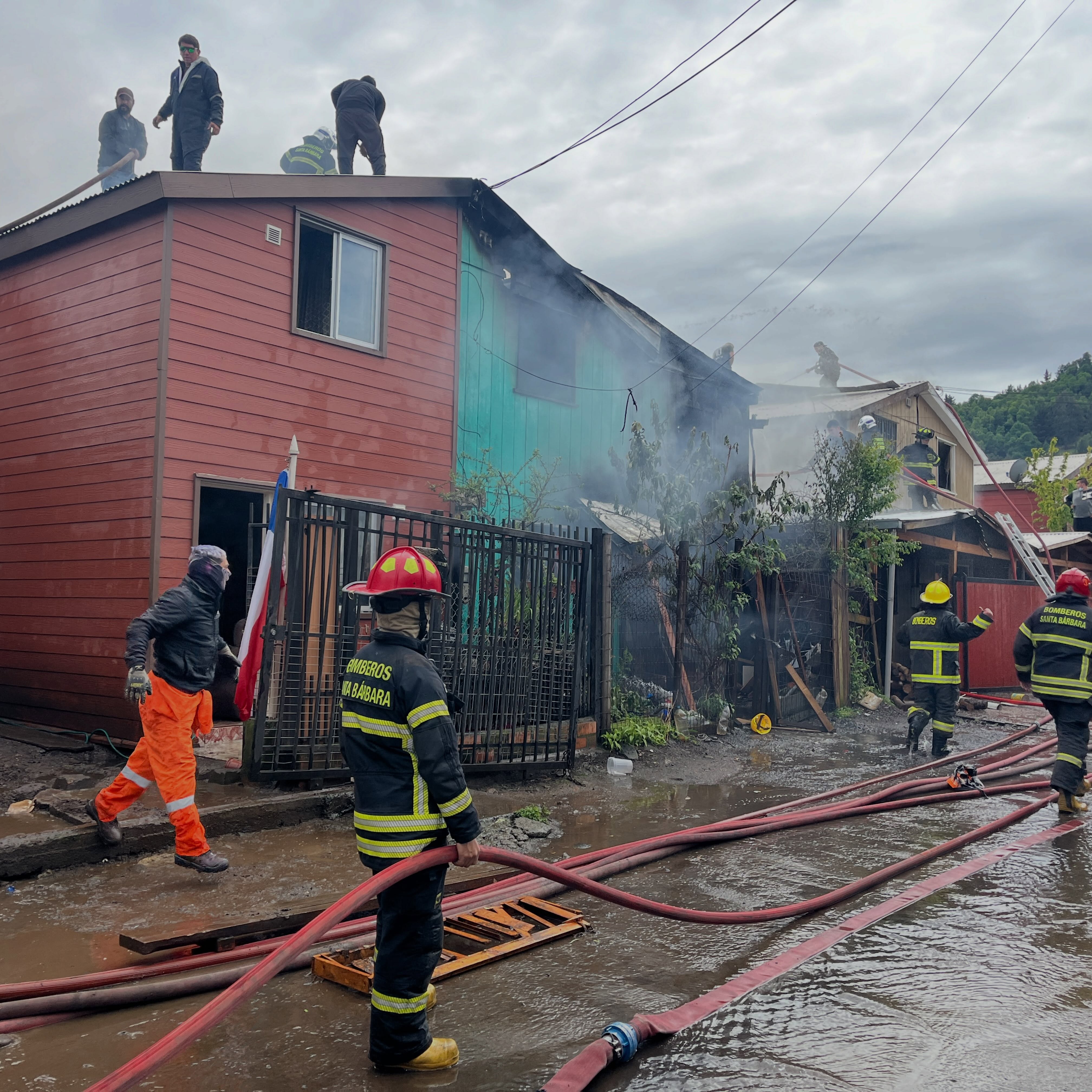 Urgente llamado a la solidaridad: Grave incendio deja al menos ocho familias damnificadas en Santa Bárbara