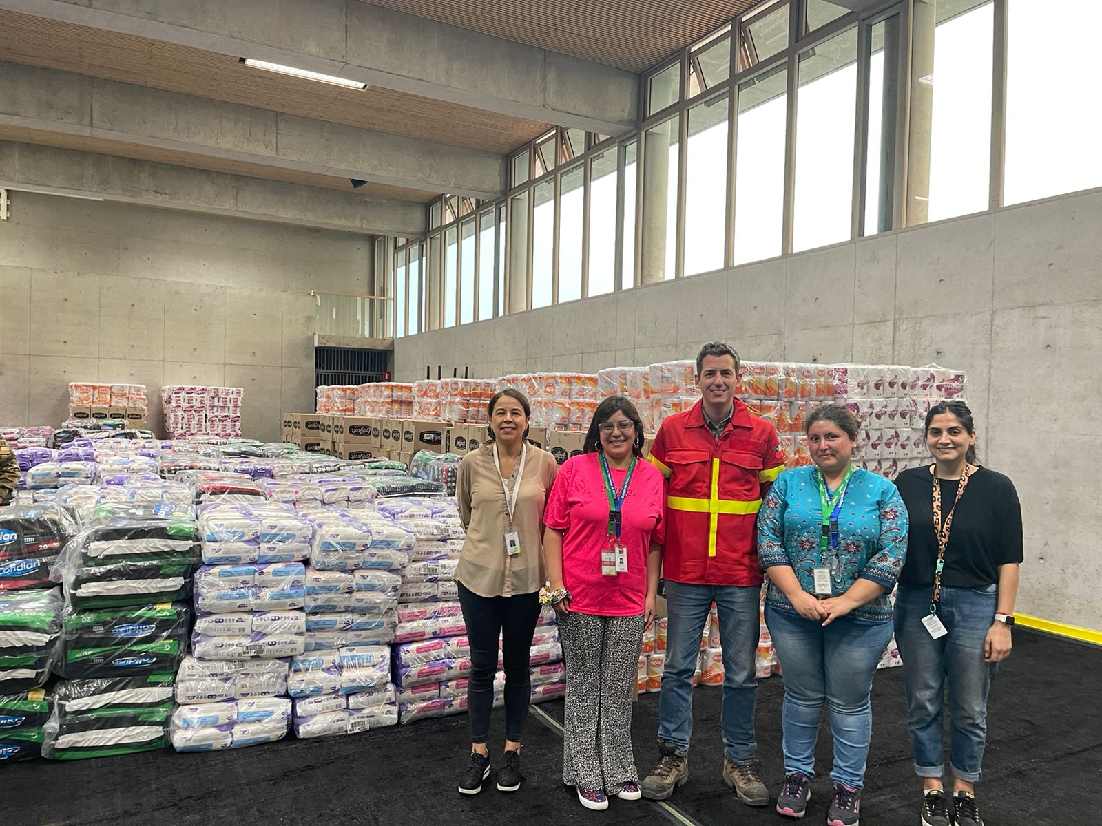 CMPC dona más de 100 mil artículos de higiene personal para las familias afectadas por incendios forestales