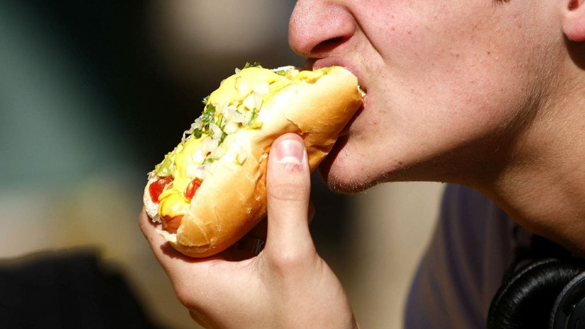 Comida ultraprocesada acelera primeros signos del Parkinson, según estudio