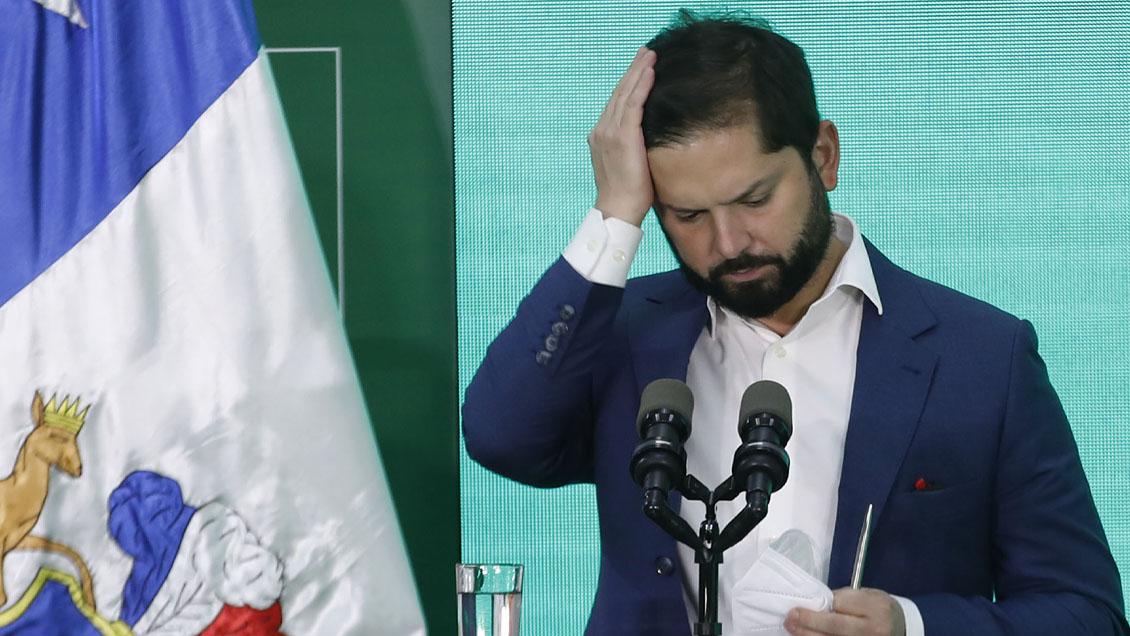 El 64% evalúa mal el gobierno de Boric y el 55% cree que sus actos apuntan a una intención de volver a la política  