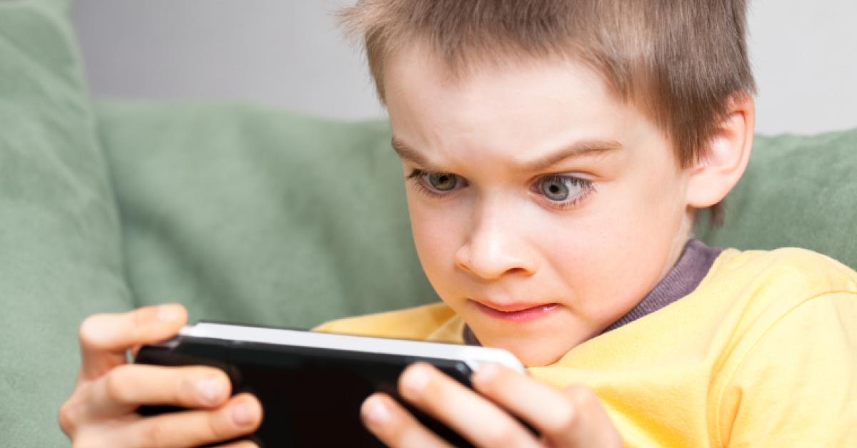 Radiografía digital: Un 50% de los adolescentes entre 13 y 17 años pasa más de cuatro horas diarias conectado a internet 