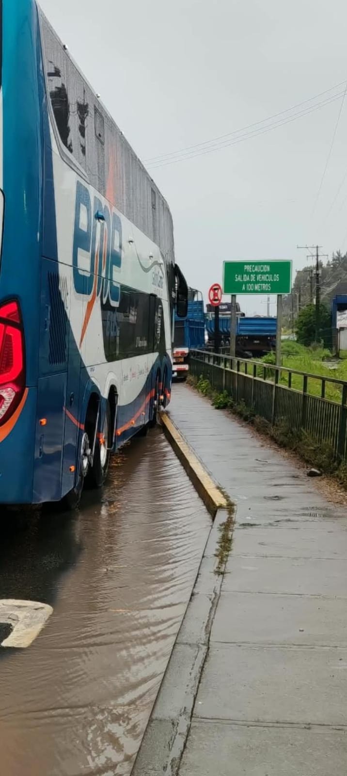 Peligro vial en Avenida Las Industrias: filas de planta de revisión técnica bloquean paradero y obligan a escolares a caminar por la calzada