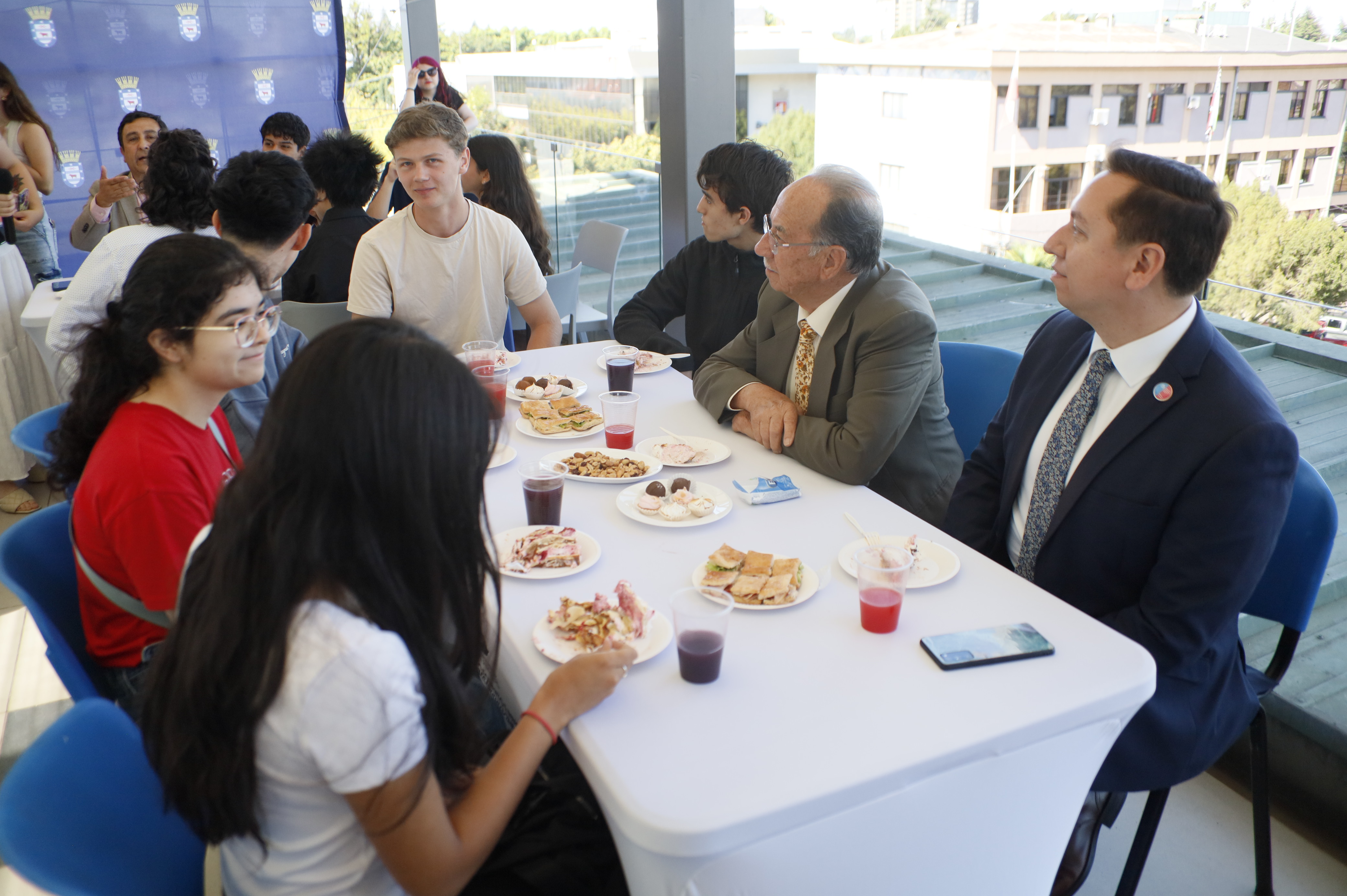 Puntajes destacados en la PAES desayunaron con el alcalde en la Municipalidad de Los Ángeles