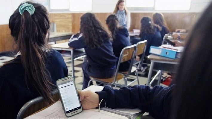 Colegios se preparan para regular uso de celulares en las salas este año