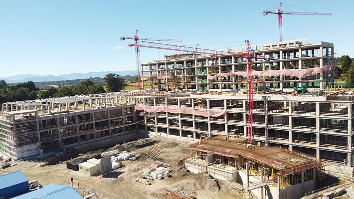 Retrasos en construcción de hospitales en Chile: expertos apuntan a fallas estructurales en la gestión de proyectos