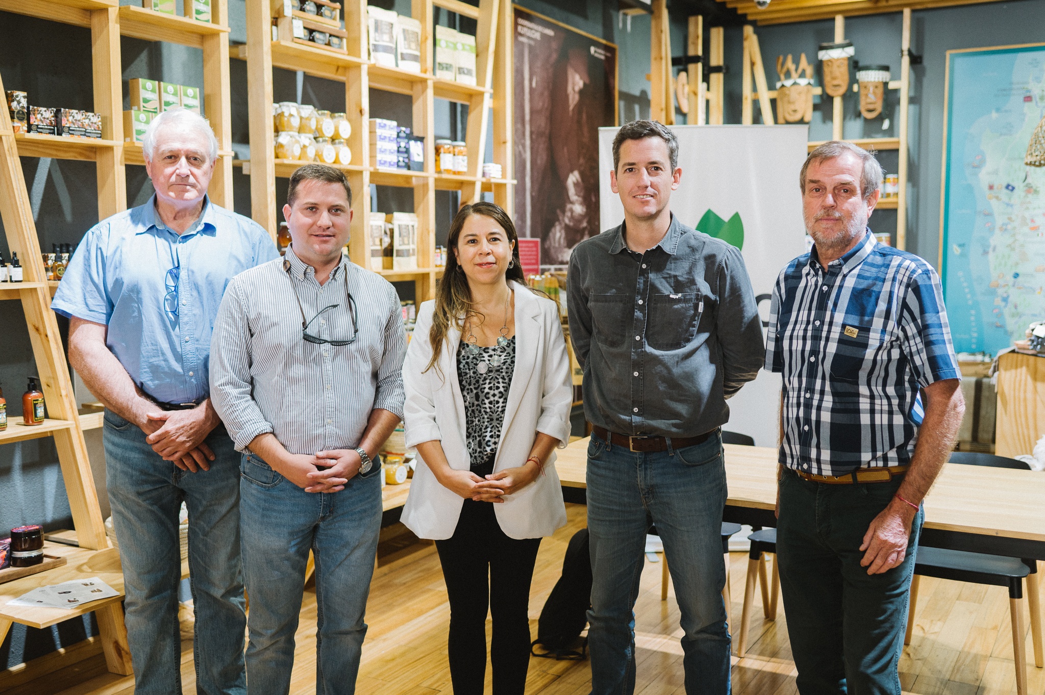 Asociaciones gremiales agrícolas y CMPC firmaron convenio para ayudar a más de mil pequeños agricultores afectados por los incendios forestales.