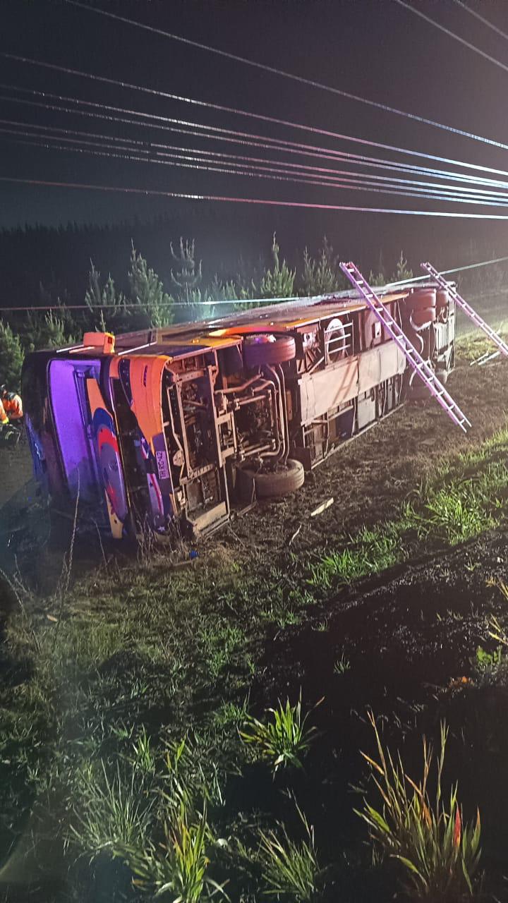 Volcamiento de bus de pasajeros deja 15 heridos cerca de los Saltos del Laja
