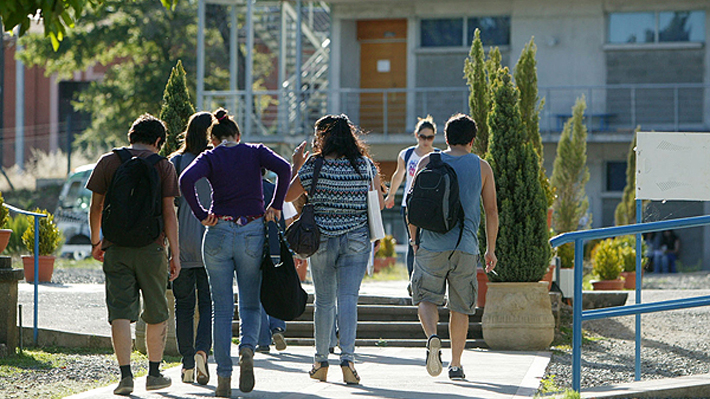 ¿"Impuesto" a graduados?: Tributaristas entran al debate por proyecto que pone fin al CAE 