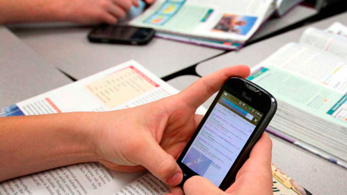 Preparan despliegue de charlas sobre ley que prohíbe celulares en la sala de clases