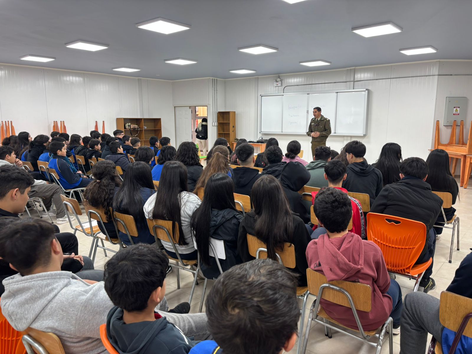Carabineros de Santa Bárbara apuesta por la prevención: charlas en las aulas y una nueva Brigada Escolar que nace con fuerza en el Liceo Cardenal Antonio Samoré