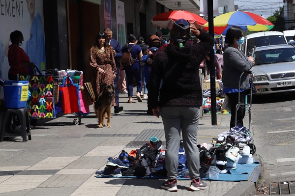 Anuncian fuertes multas para clientes del comercio ambulante