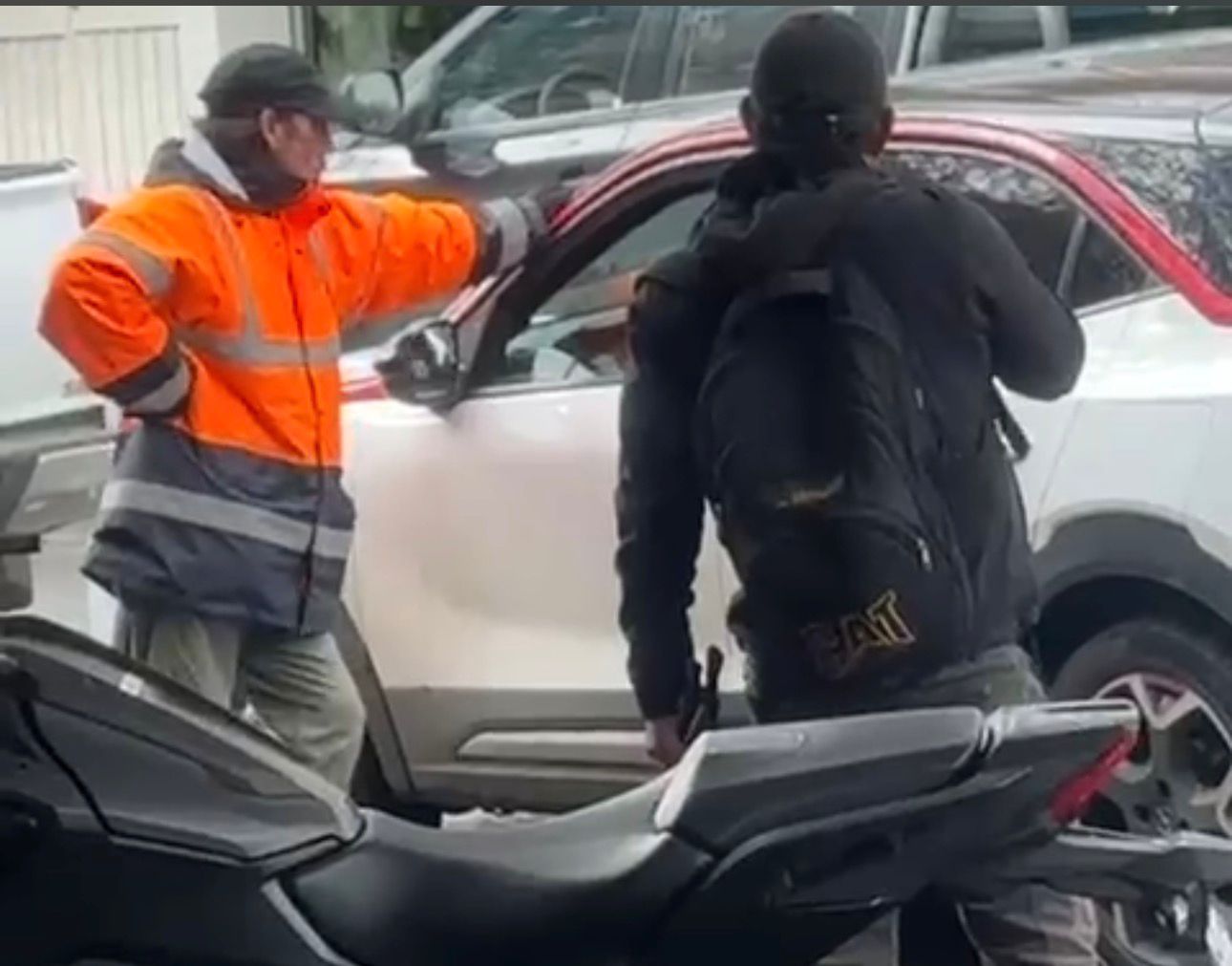 Persiste el peligro en el Centro de Los Ángeles, por sujeto que altera el orden público y amenaza a las personas