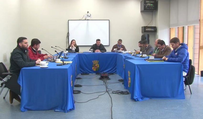 Duro enfrentamiento entre concejales de Cabrero tras discusión en sesión ordinaria.