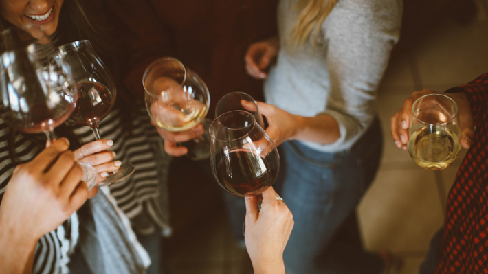 Videojuegos, apuestas y drogas: Las variopintas razones que explican la caída de alcohol entre jóvenes