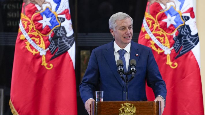 Aprobación del Presidente Kast cae tres puntos y llega al 32%  
