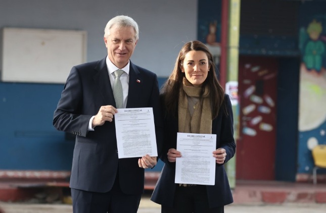 Presidente Kast promulgó Ley "Escuelas Protegidas" y destacó que colegios puedan revisar mochilas