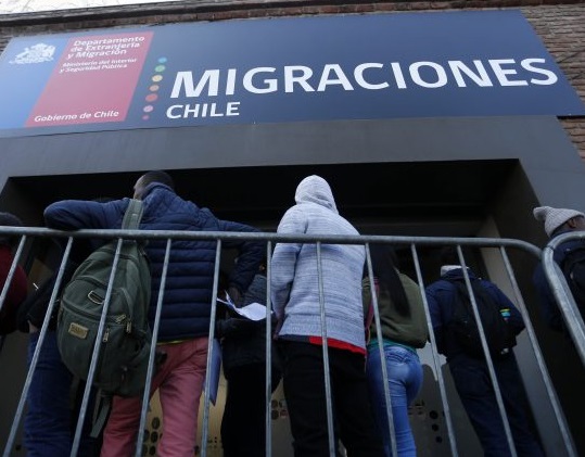 CDE se querella contra exfuncionarios del Servicio de Migraciones por cobro de coimas para agilizar trámites