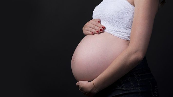 Regiones del norte del país tienen los índices más altos de embarazo adolescente: Tarapacá lidera el listado  