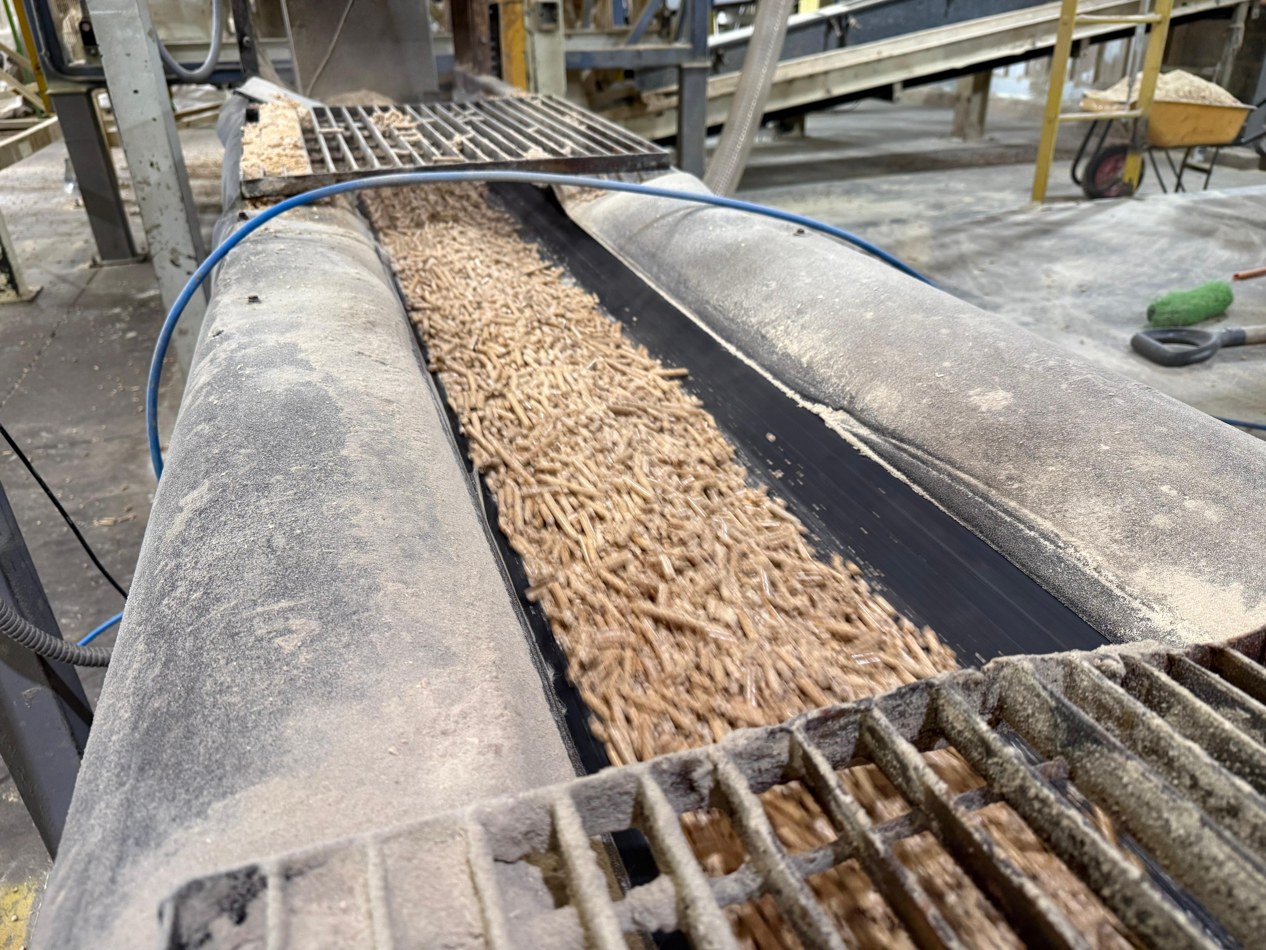 Biobío se prepara para el invierno: autoridades visitan la planta de pellet más grande de Chile para monitorear producción y abastecimiento